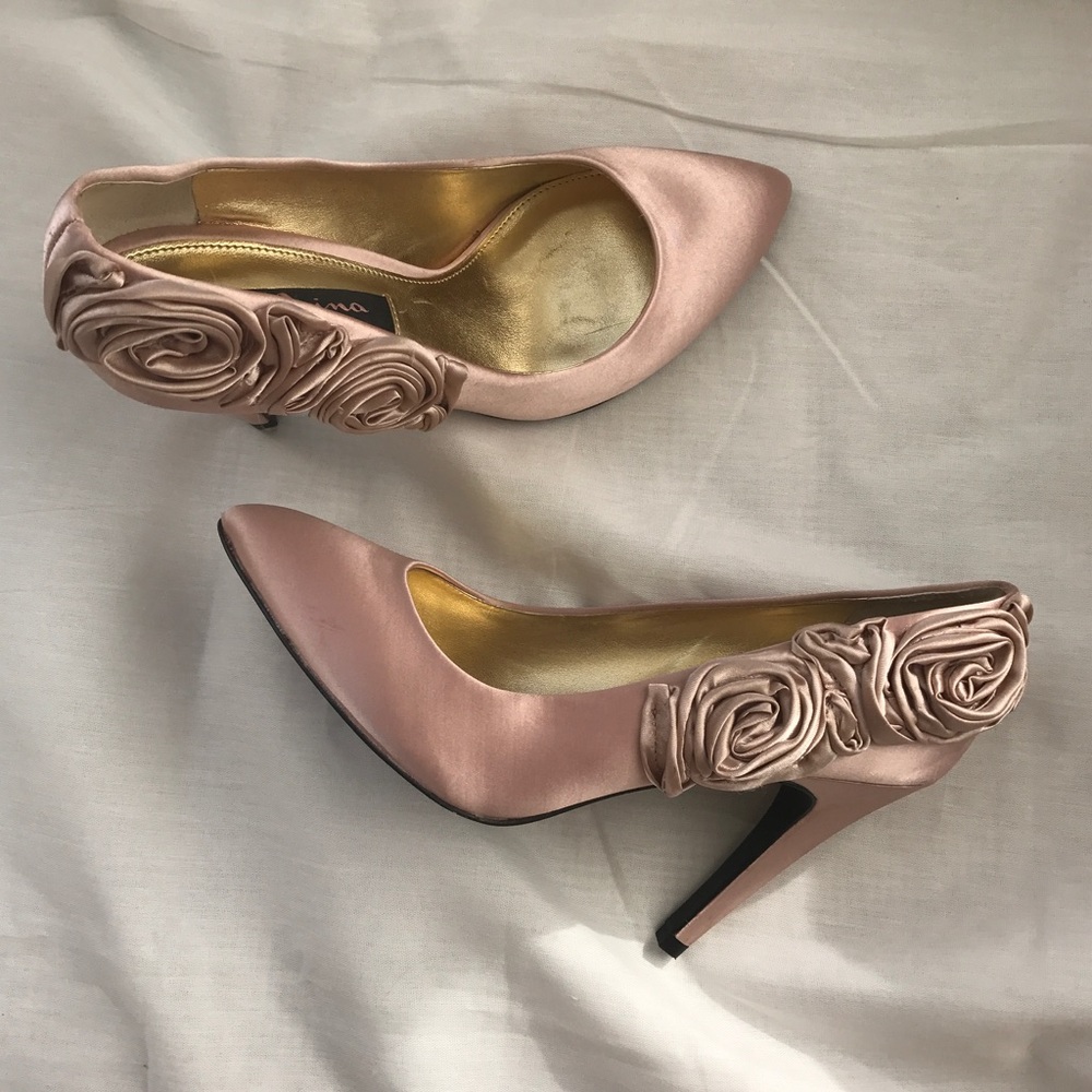Nina Champagne Satin Heels with Flowers Size 7.5
